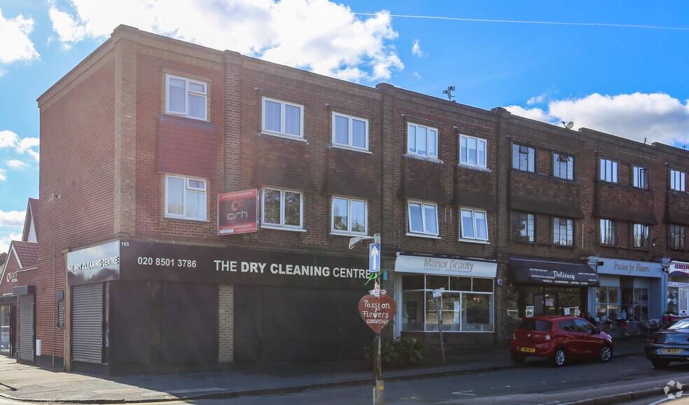 165 Manor Rd, Chigwell à louer - Photo de l’immeuble – Image 2 sur 2