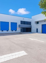 8351-8391 NW 64th St, Miami, FL à louer Photo de l’immeuble– Image 1 sur 2