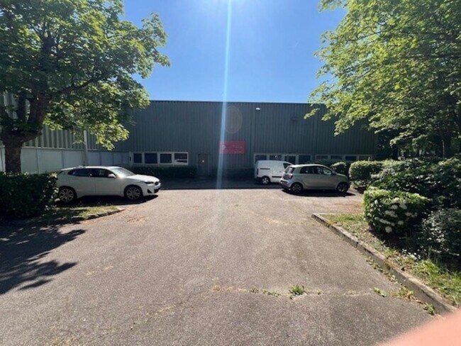 Plus de détails pour 1/3 Avenue Jean Pierre Timbaud, Trappes - Industriel/Logistique à louer
