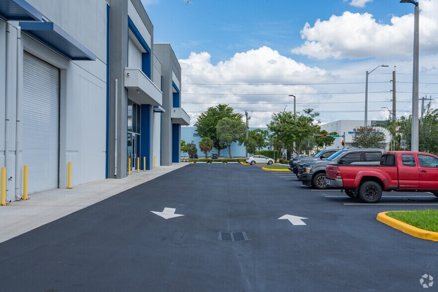 5900 N Powerline Rd, Fort Lauderdale, FL à louer - Photo de l’immeuble – Image 3 sur 6