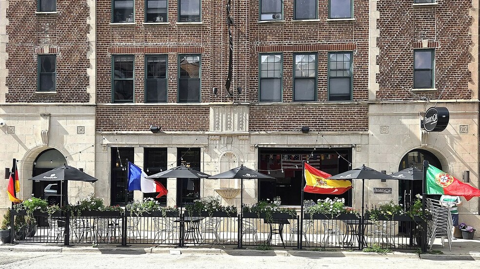 844 W Montrose Ave, Chicago, IL à louer - Photo de l’immeuble – Image 2 sur 10