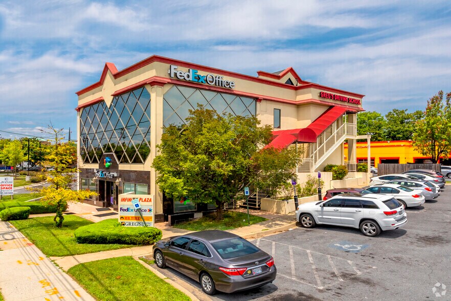 706 Rockville Pike, Rockville, MD à louer - Photo de l’immeuble – Image 1 sur 4