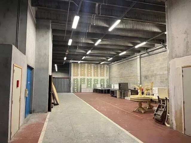 Industriel/Logistique dans Vallauris à louer - Photo de l’immeuble – Image 3 sur 18