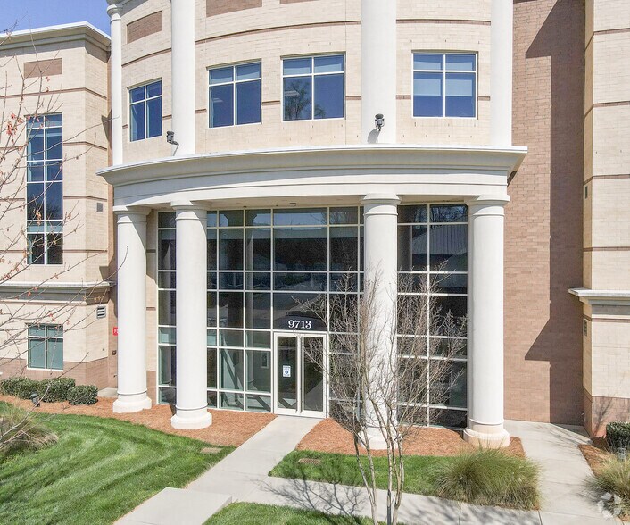 9713 Northcross Center Ct, Huntersville, NC à louer - Photo de l’immeuble – Image 2 sur 8