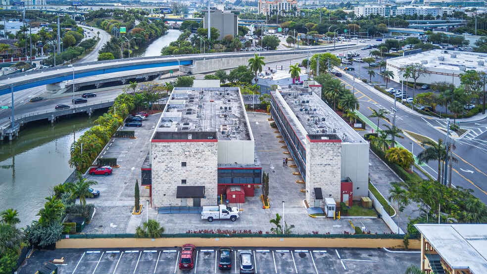 901 S Royal Poinciana Blvd, Miami Springs, FL à vendre - Photo de l’immeuble – Image 3 sur 19