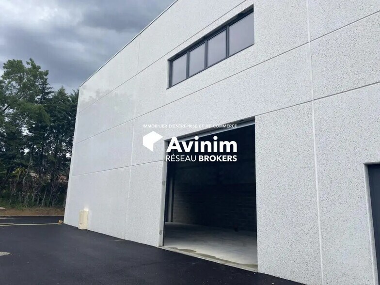 Local d’activités dans Montauroux à louer - Photo de l’immeuble – Image 2 sur 3