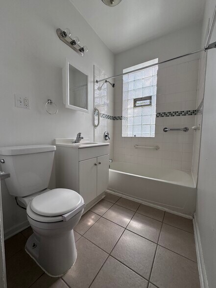 7308 S Crandon Ave, Chicago, IL à vendre - Photo de l’immeuble – Image 3 sur 5