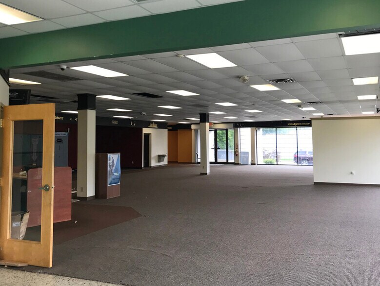 25001 W 8 Mile Rd, Redford, MI à vendre - Photo de l’immeuble – Image 3 sur 8