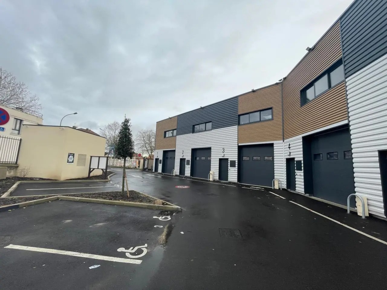 Local d’activités dans Épinay-sur-Seine à louer Photo de l’immeuble– Image 1 sur 9