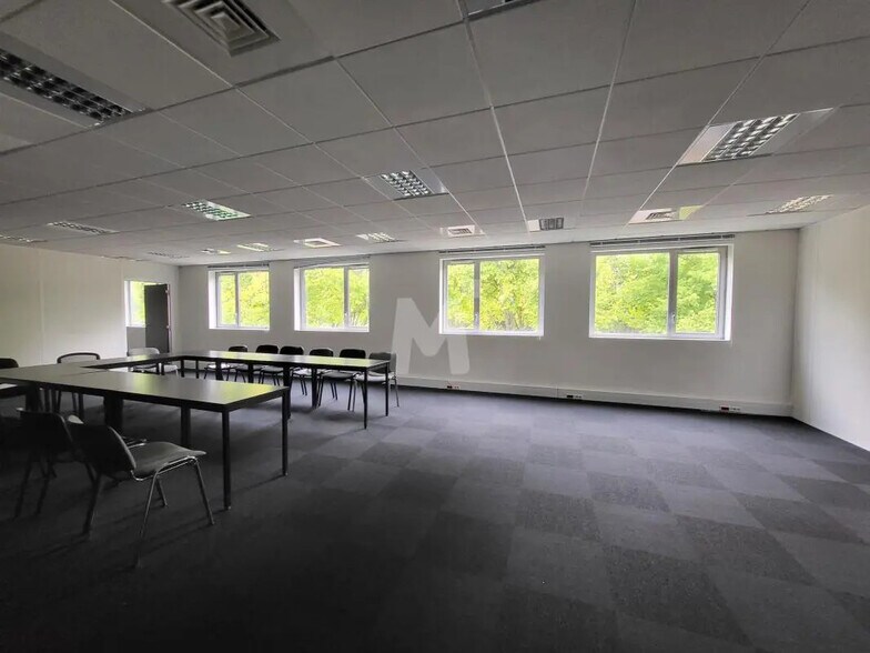 Bureau dans Savigny-le-Temple à louer - Photo intérieure – Image 2 sur 7