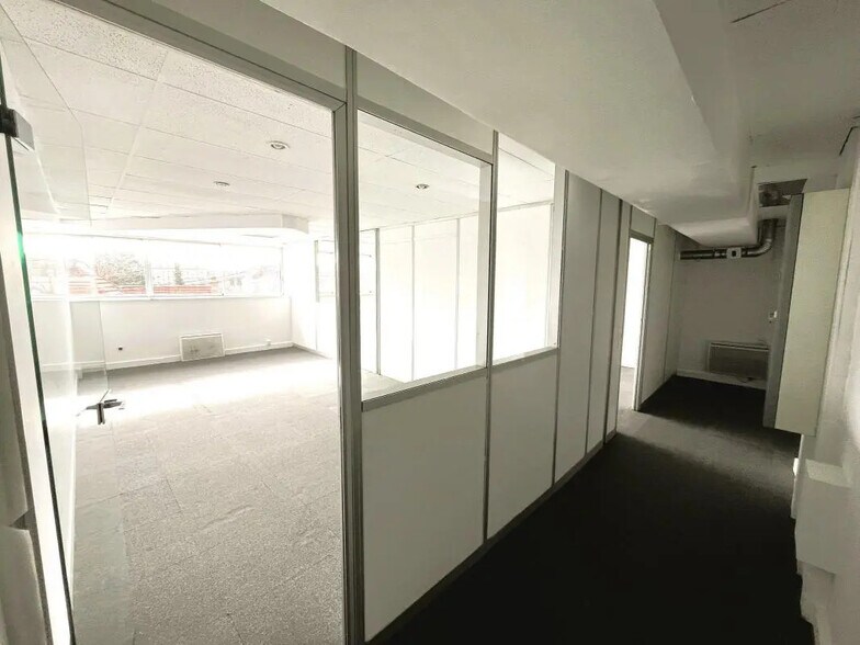 Bureau dans Corbeil-Essonnes à louer - Photo de l’immeuble – Image 3 sur 10