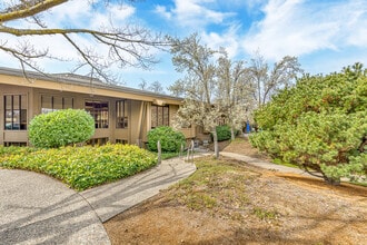 601 Crater Lake Ave, Medford, OR à louer Photo de l’immeuble– Image 2 sur 32