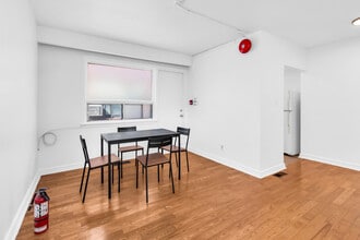 694-696 Queen St E, Toronto, ON à louer Photo intérieure– Image 2 sur 10