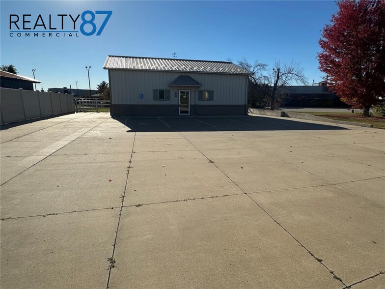 1210 N Center Point Rd, Hiawatha, IA à vendre - Photo de l’immeuble – Image 2 sur 12