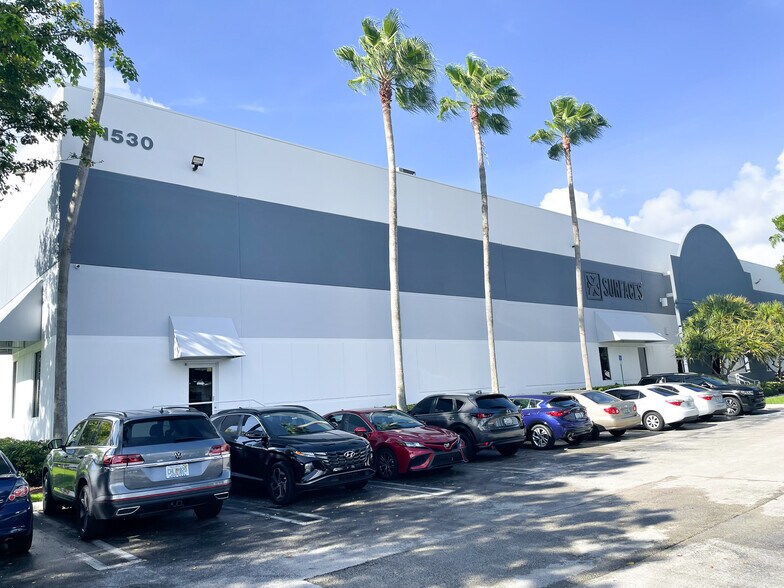 1530 NW 98th Ct, Miami, FL à louer - Photo de l’immeuble – Image 2 sur 7