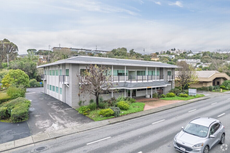 511 Sir Francis Drake Blvd, Greenbrae, CA à vendre - Photo de l’immeuble – Image 2 sur 7
