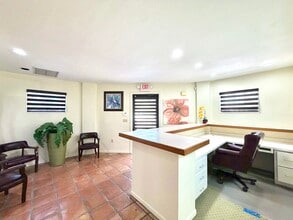 501 SW Douglas Ave, Miami, FL à louer Photo intérieure– Image 2 sur 15