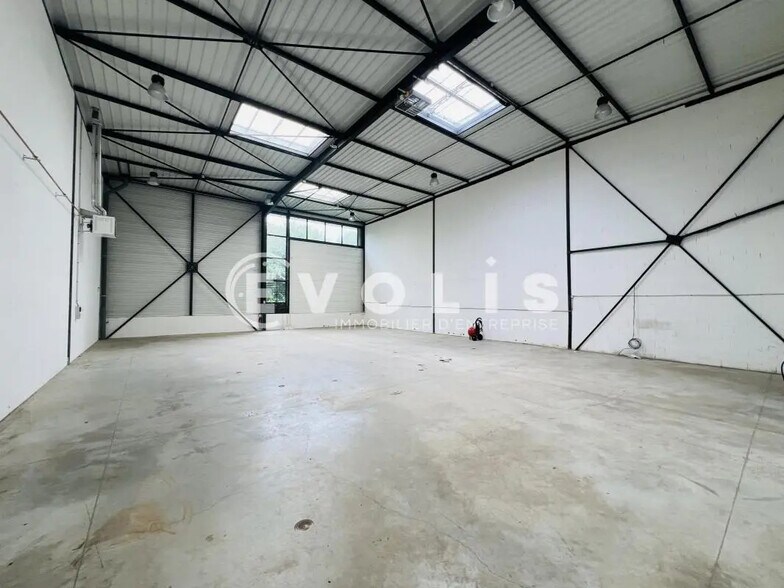 Local d'activités dans Montévrain à vendre - Photo de l’immeuble – Image 1 sur 7