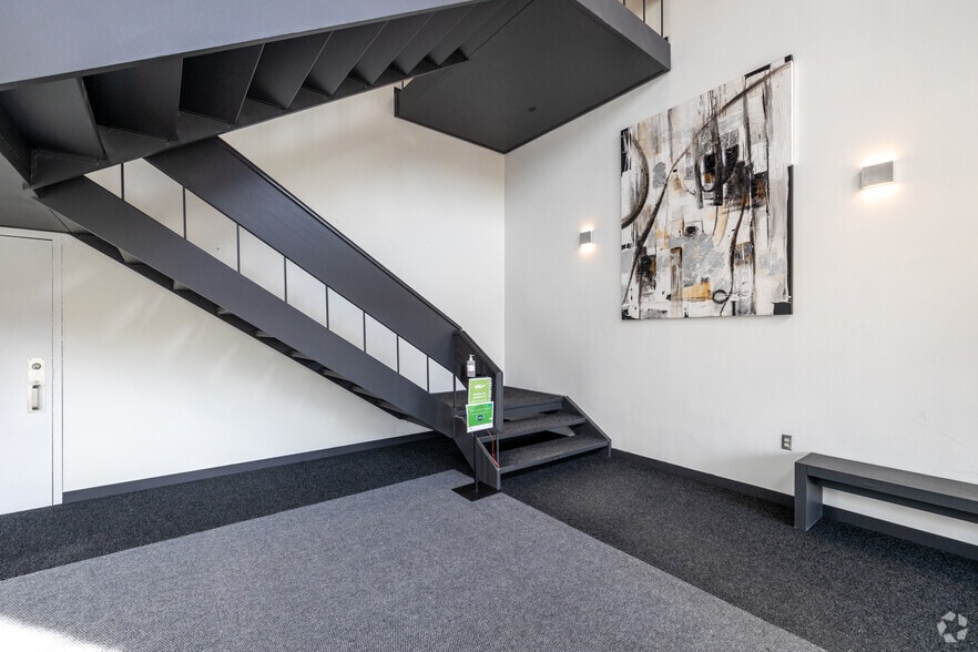 395 Av Sainte-Croix, Montréal, QC à louer - Hall d’entrée – Image 1 sur 17
