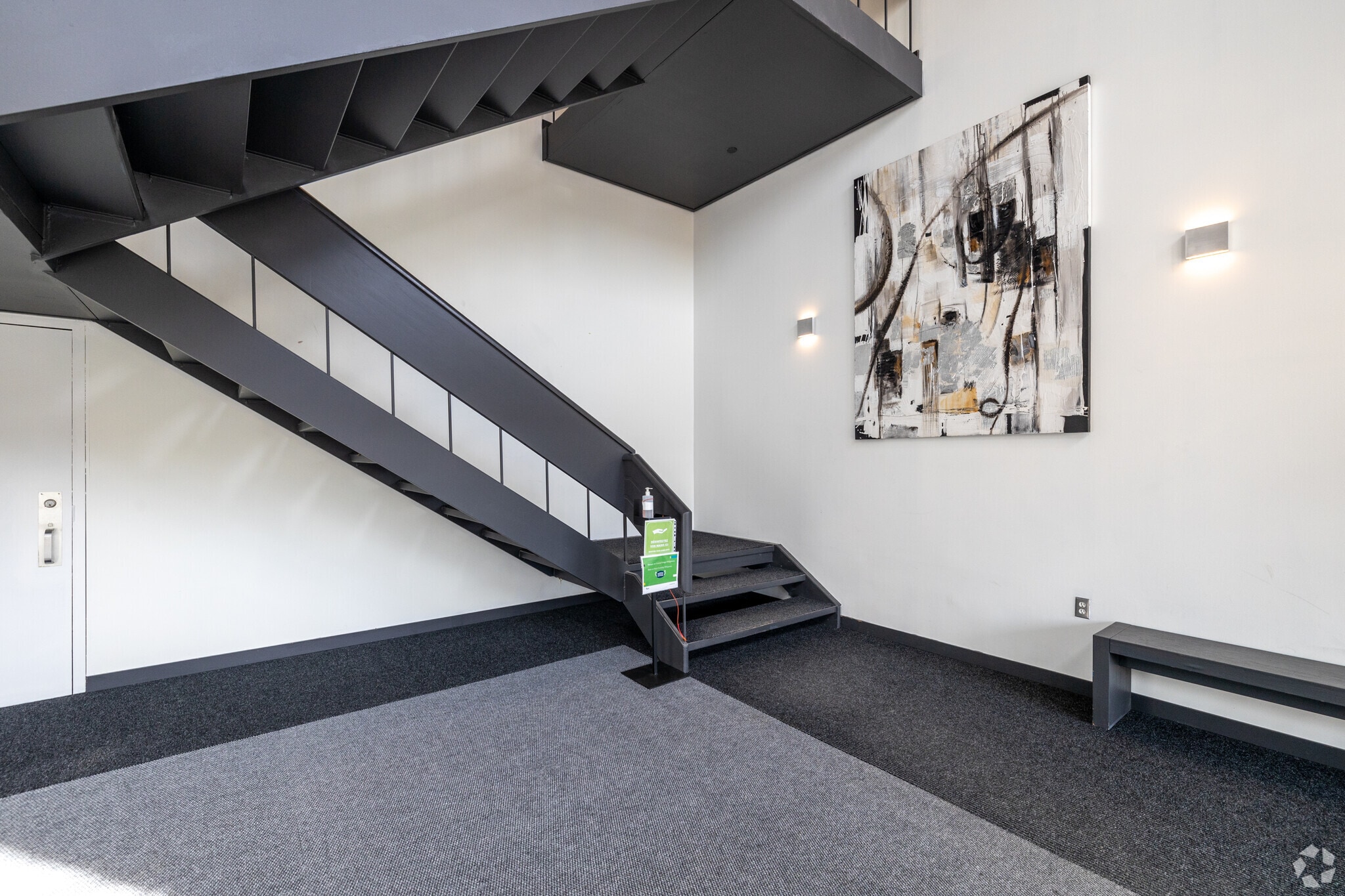 395 Av Sainte-Croix, Montréal, QC à louer Hall d’entrée– Image 1 sur 18