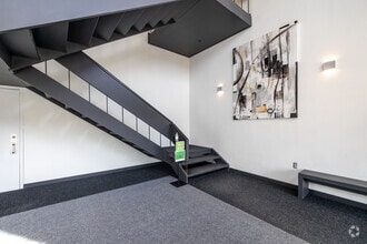 395 Av Sainte-Croix, Montréal, QC à louer Hall d’entrée– Image 2 sur 6