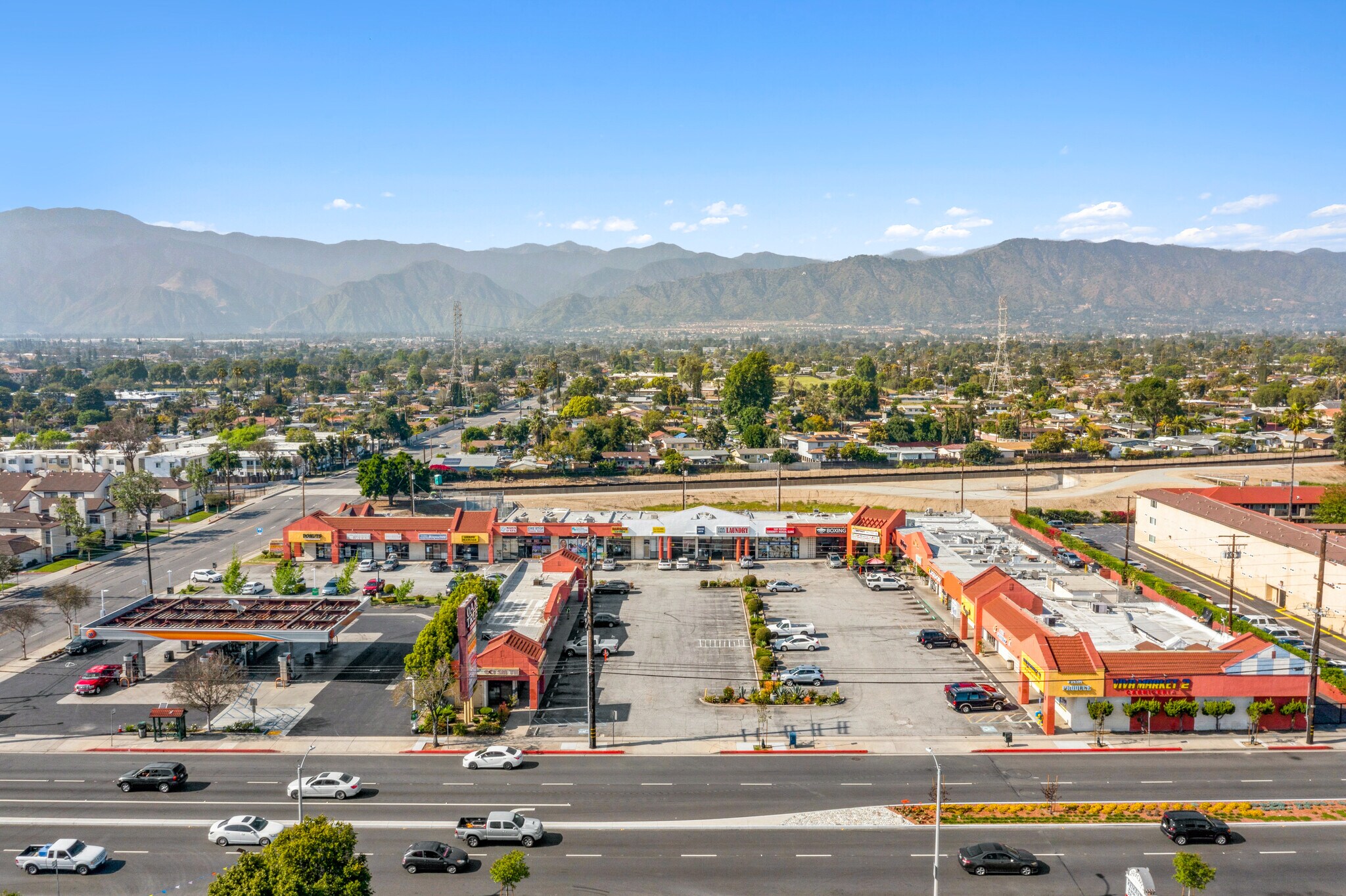 605-665 E Arrow Hwy, Azusa, CA à louer Photo principale– Image 1 sur 8