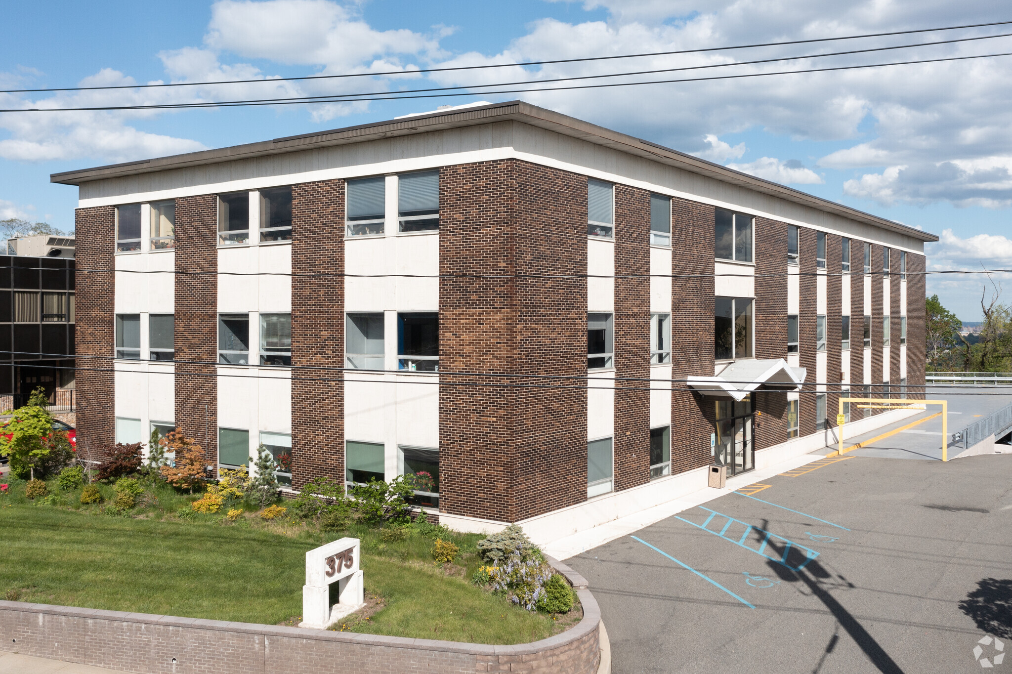 375 Sylvan Ave, Englewood Cliffs, NJ à louer Photo de l’immeuble– Image 1 sur 4