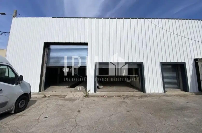 Local d’activités dans Châteauneuf-les-Martigues à louer - Photo de l’immeuble – Image 1 sur 1