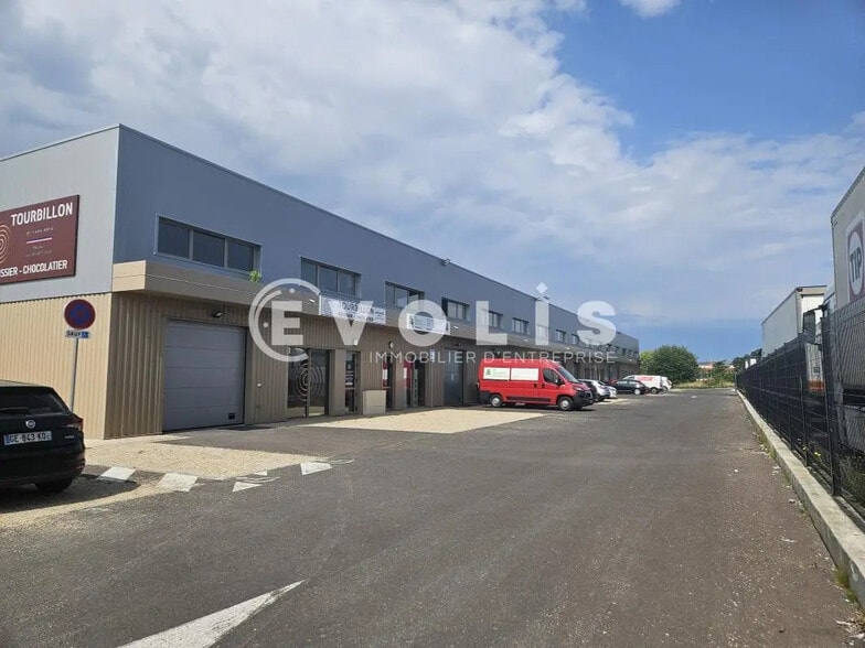 Local d'activités dans Marolles-en-Hurepoix à vendre - Photo de l’immeuble – Image 1 sur 11