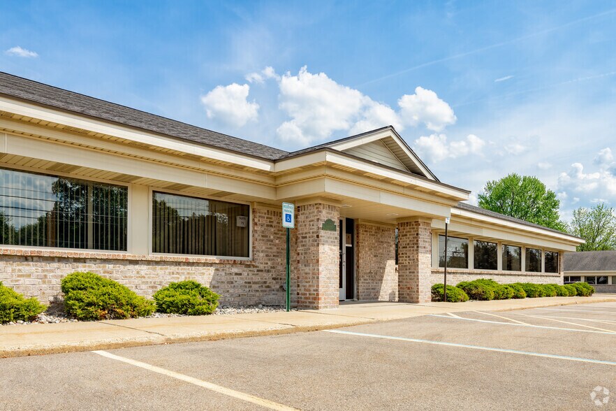 Crown Pointe Business Park portefeuille de 5 biens à vendre sur LoopNet.fr - Photo principale – Image 3 sur 14