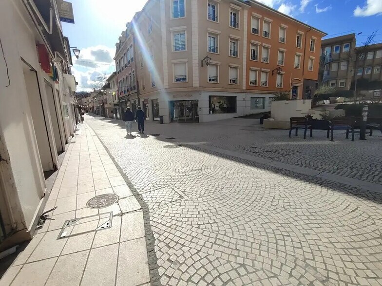 Local commercial dans Bourgoin-Jallieu à vendre - Photo de l’immeuble – Image 2 sur 8