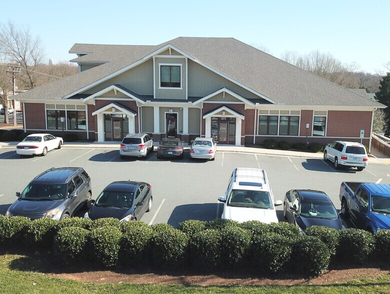 2860 Lyndhurst Ave, Winston-Salem, NC à louer - Photo de l’immeuble – Image 2 sur 10