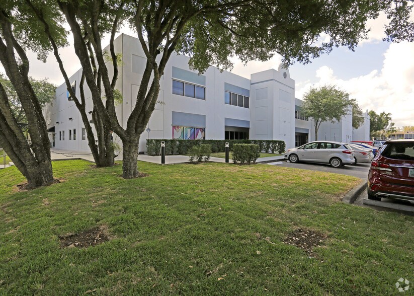 10400 NW 33rd St, Miami, FL à louer - Photo principale – Image 1 sur 25