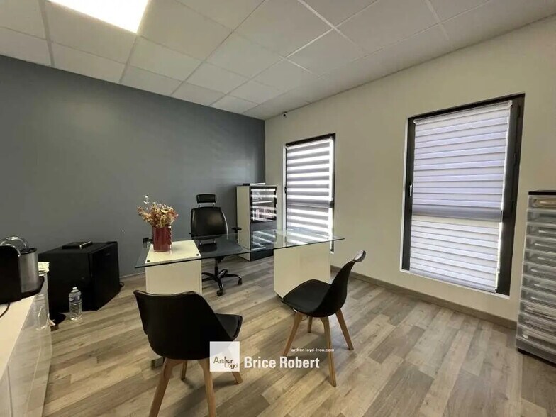 Local d’activités dans Sathonay-Camp à louer - Photo intérieure – Image 3 sur 5