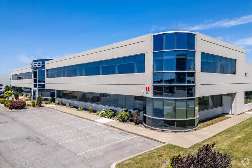 2425 Pitfield, Montréal, QC à louer - Photo principale – Image 1 sur 6