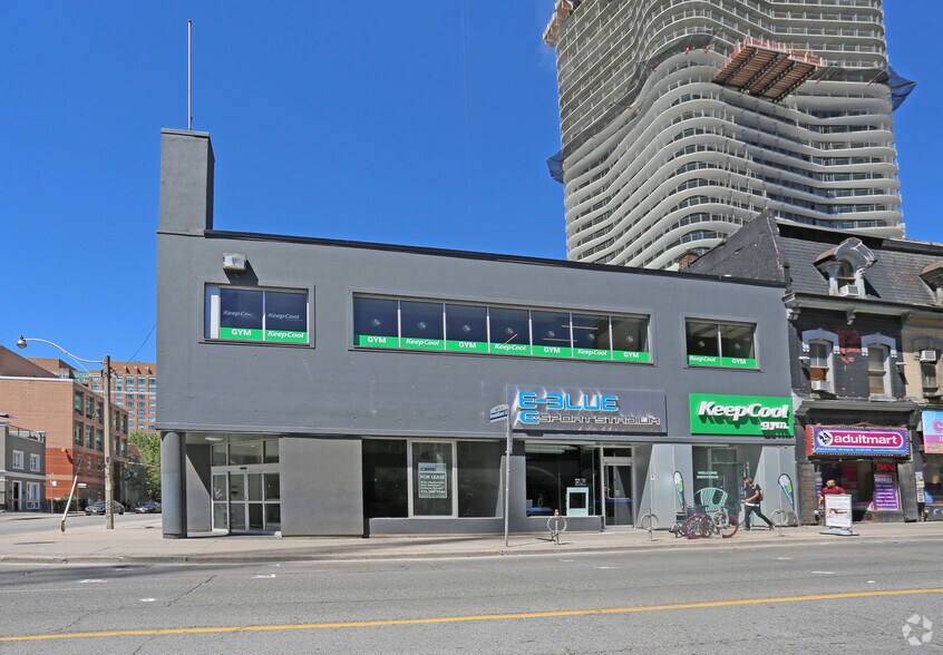 530 Yonge St, Toronto, ON à louer - Photo de l’immeuble – Image 2 sur 4