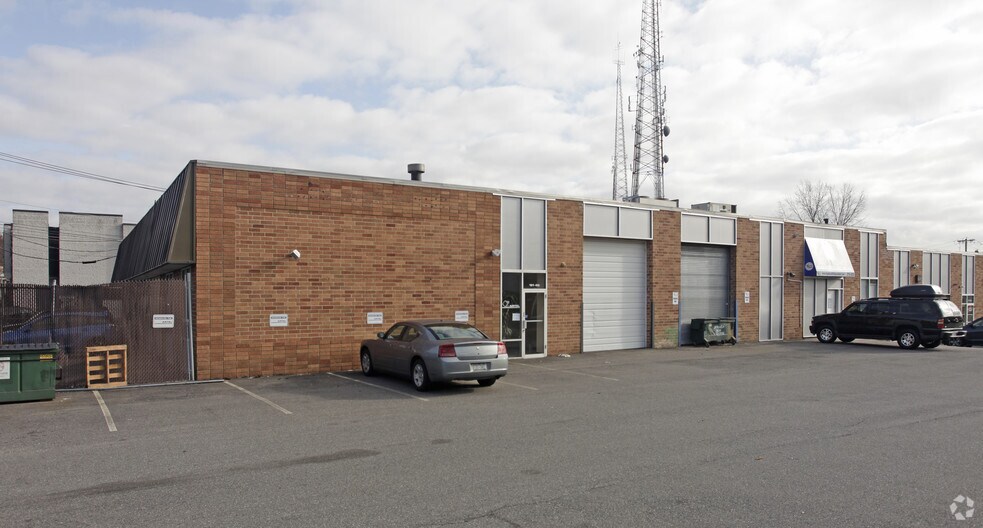 121 DuPont St, Plainview, NY à vendre - Photo de l’immeuble – Image 2 sur 2