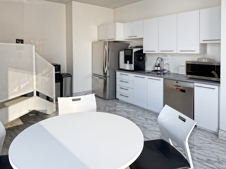 240 Rue Saint-Jacques, Montréal, QC à louer - Photo de l’immeuble – Image 2 sur 4
