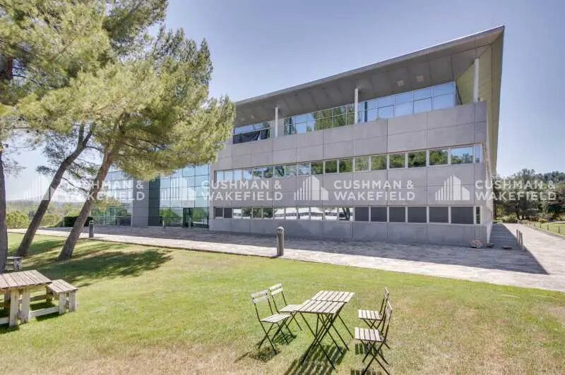 430 Rue Pierre Simon Laplace, Aix-en-Provence à louer - Photo de l’immeuble – Image 2 sur 15