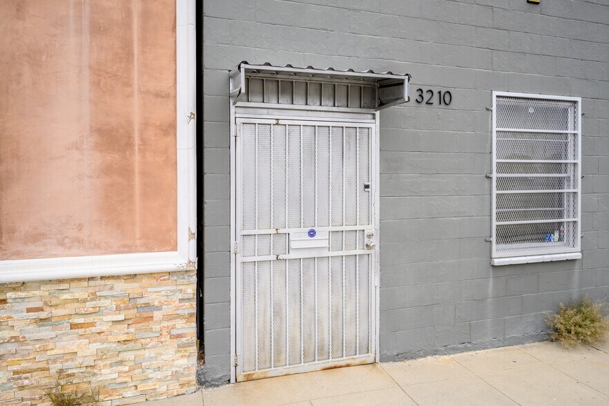 3210 N San Fernando Blvd, Burbank, CA à vendre - Photo de l’immeuble – Image 3 sur 23