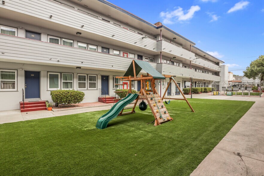 2555-2567 Foothill Blvd, Oakland, CA à vendre - Photo de l’immeuble – Image 2 sur 18