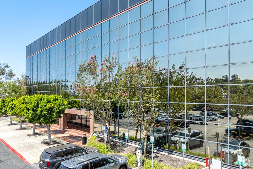 1255 Corporate Center Dr, Monterey Park, CA à louer - Photo de l’immeuble – Image 3 sur 6