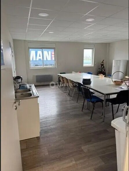 Local d’activités dans Artenay à louer - Photo de l’immeuble – Image 2 sur 9