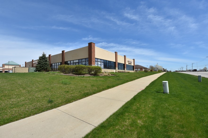 1175 Oak St, North Aurora, IL à louer - Autre – Image 1 sur 10