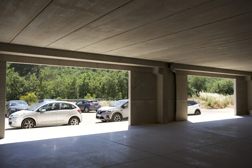 Local d’activités dans Brignoles à louer - Photo de l’immeuble – Image 3 sur 3