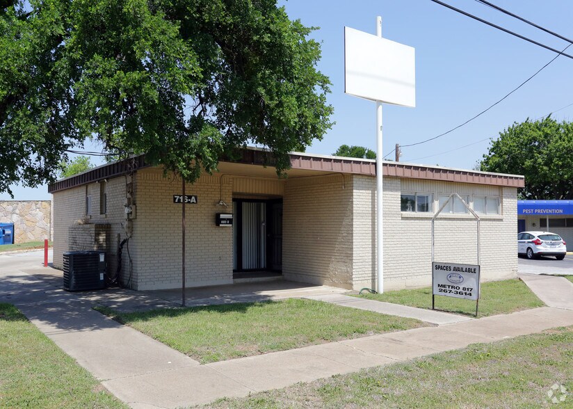 716a, 716b, 720, 722 W. Euless Blvd portefeuille de 2 biens à vendre sur LoopNet.fr - Photo principale – Image 2 sur 21
