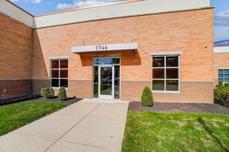 1740 Thomas Paine Pky, Dayton, OH à louer Photo de l’immeuble– Image 2 sur 23