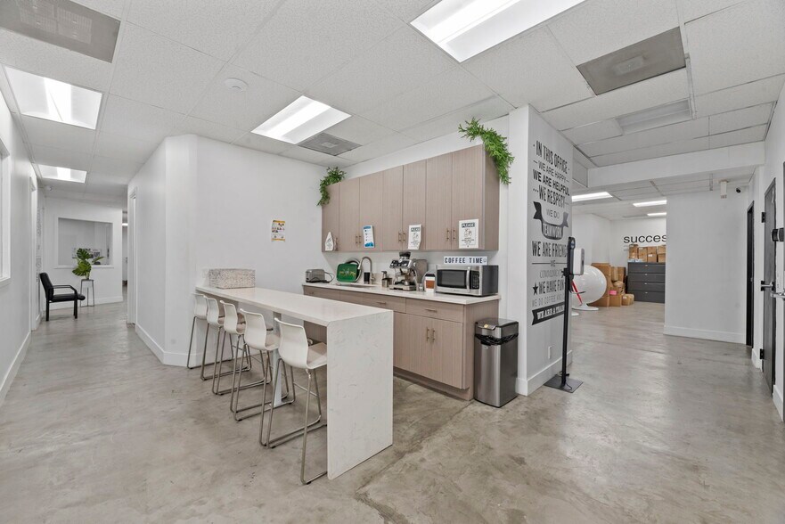 22736 Vanowen St, West Hills, CA à vendre - Photo intérieure – Image 2 sur 12