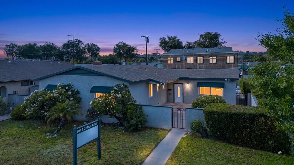 1457 E Chapman Ave, Fullerton, CA à vendre - Photo de l’immeuble – Image 1 sur 33