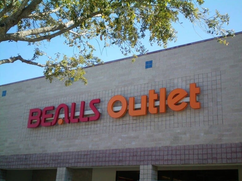 7039 W Waters Ave, Tampa, FL à louer - Photo de l’immeuble – Image 2 sur 8